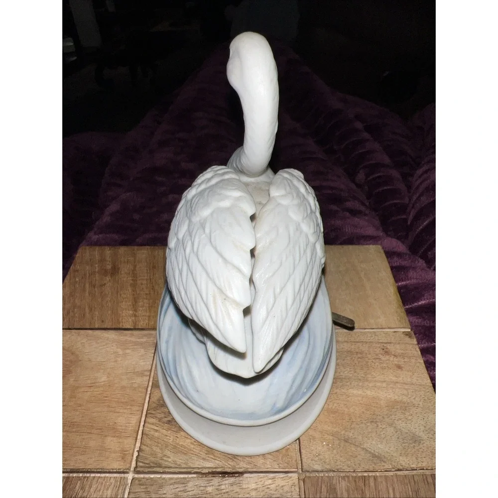 GIFT OF GORHAM PORCELAIN SWAN MUSIC BOX MADE JAPAN PLAYS 